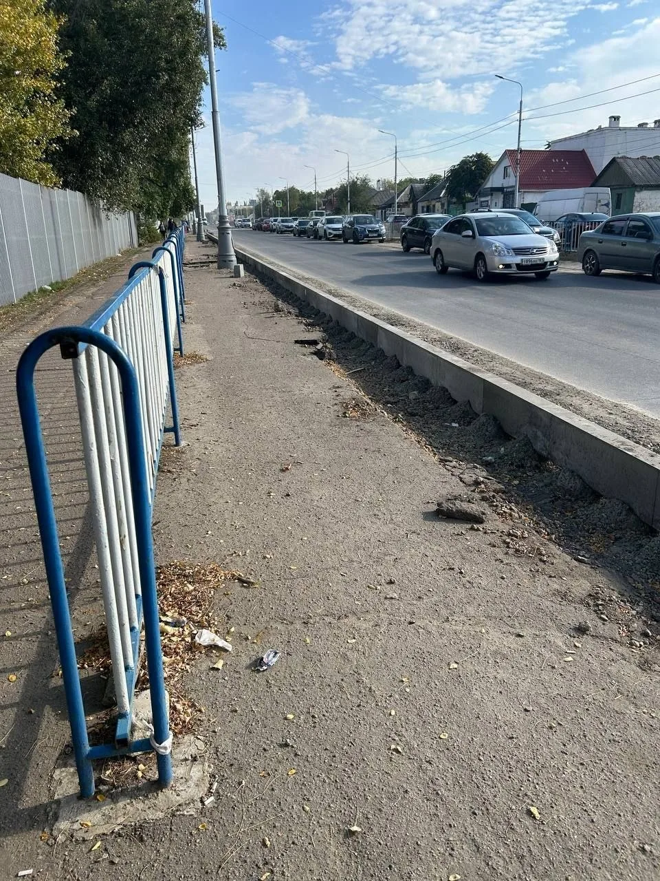 У поликлиники №11 стало меньше парковочных мест