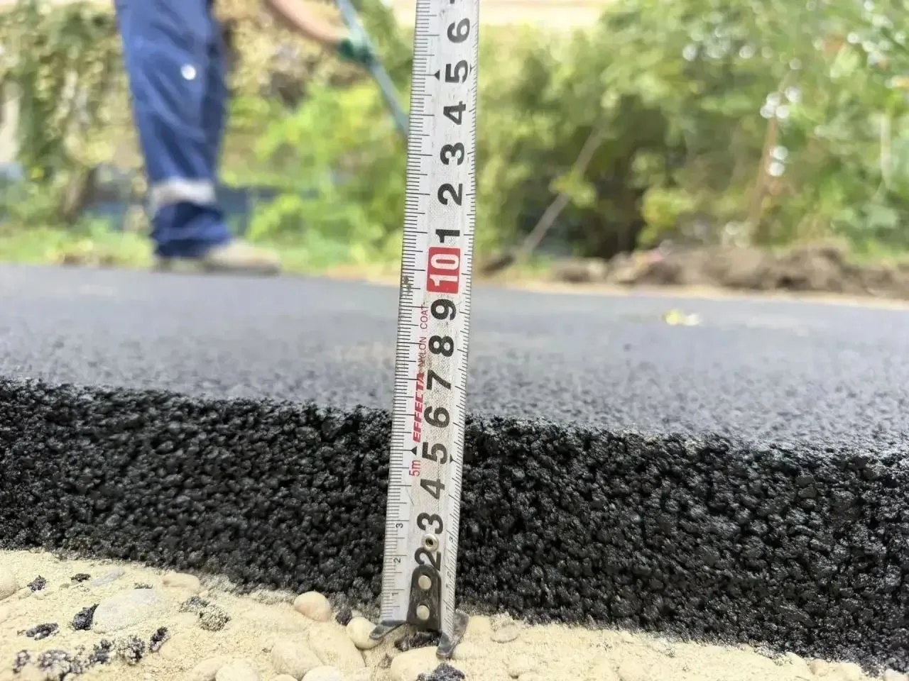 🚧 В Кропоткине приступили к устройству тротуара на переулке Колхозном 50.