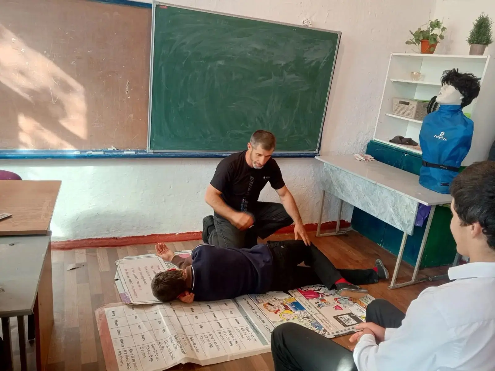 Сегодня, 13.10.2026, в МКОУ «Дубримахинская СОШ» провели занятие по оказанию первой мед...