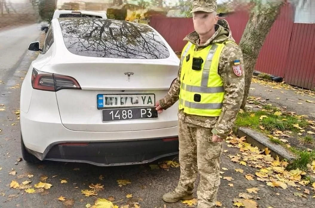🇺🇦ВСУшник установил военные номера с монограмой Гитлера на свою «Теслу»