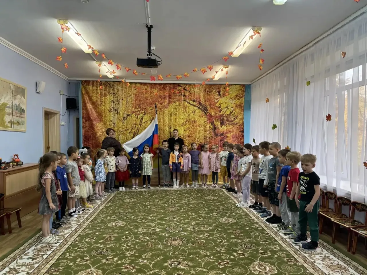 Утро понедельника воспитанники старших групп Дошкольного отделения 22 начали с исполнен...