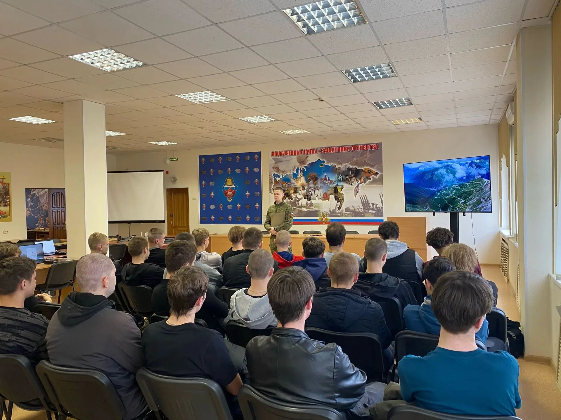 🎓 Студенты выпускных курсов на экскурсии в военкомате!