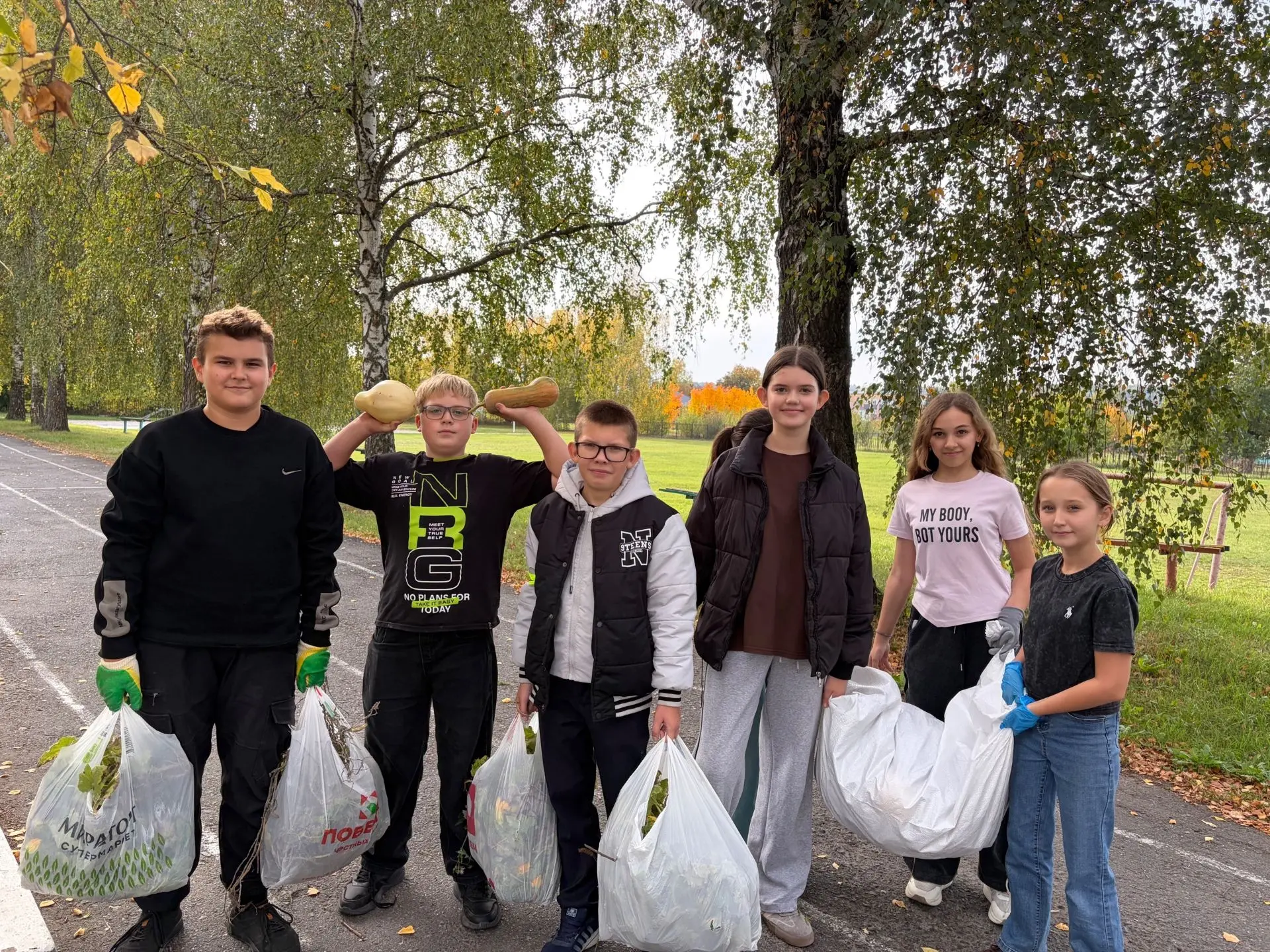 🍂🧹 Сделаем мир чище вместе: в нашей школе прошёл традиционный осенний субботник! 🍁✨