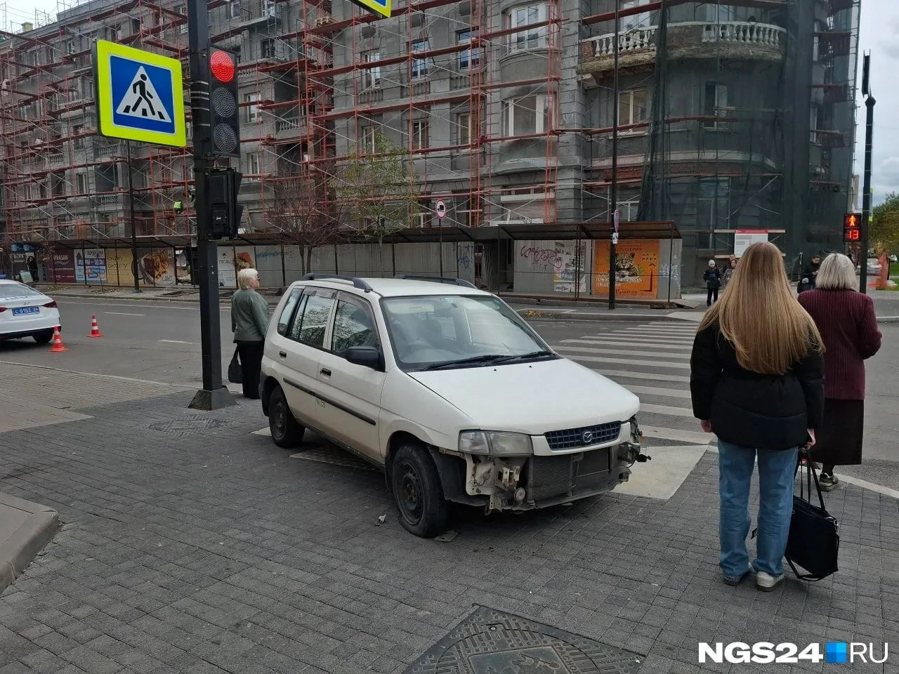 🚧 «Мазда» вылетела на тротуар после удара автобуса
