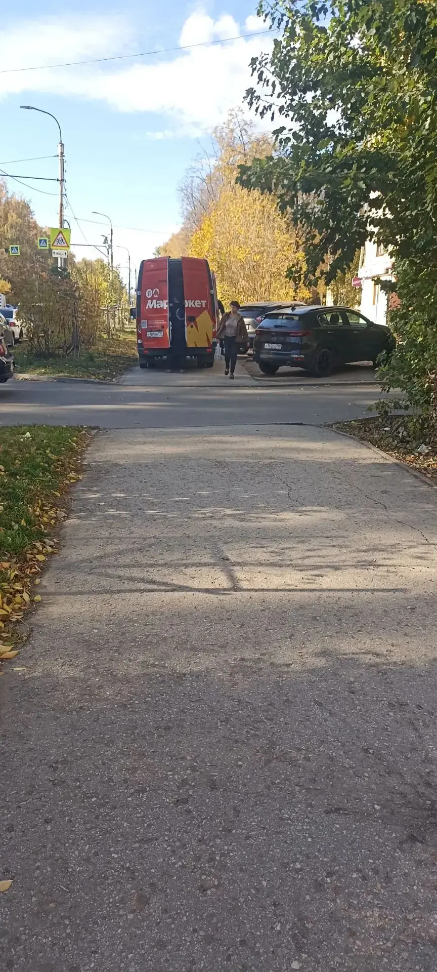 На ул. Крупской д.9,  машина Яндекс Маркет  заехала на тротуар для разгрузки товара, пе...