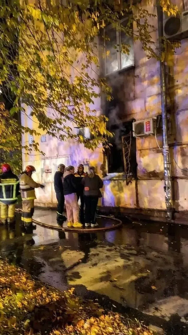 🔥 В Новокуйбышевске загорелся первый этаж общежития на улице Гагарина.