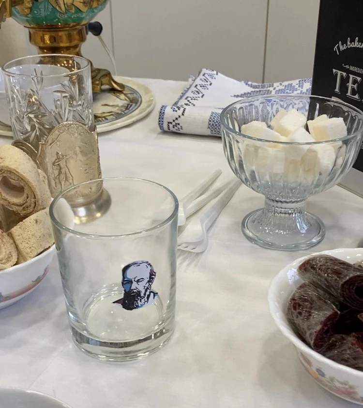 Утро начинаем с еды и чая! И чай не простой, а по рецепту Фёдора Михайловича Достоевско...