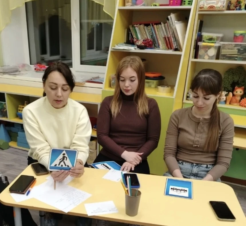 Безопасность на дороге: тренинг по БДД с родителями в старшей группе! 🚦👨‍👩‍👧✨