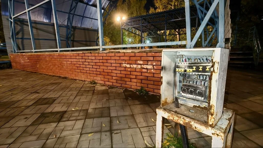В сквере Дружбы народов нашли открытый электрощит