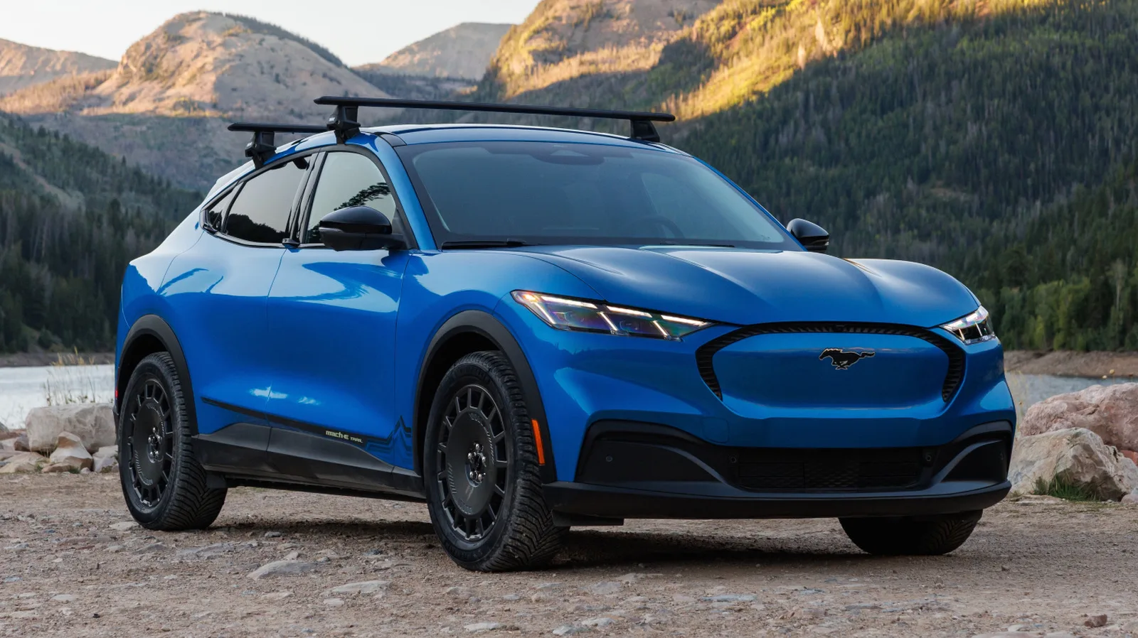 Ford обновила Mustang Mach-E: полный привод, внедорожный пакет и батарея увеличенной ём...