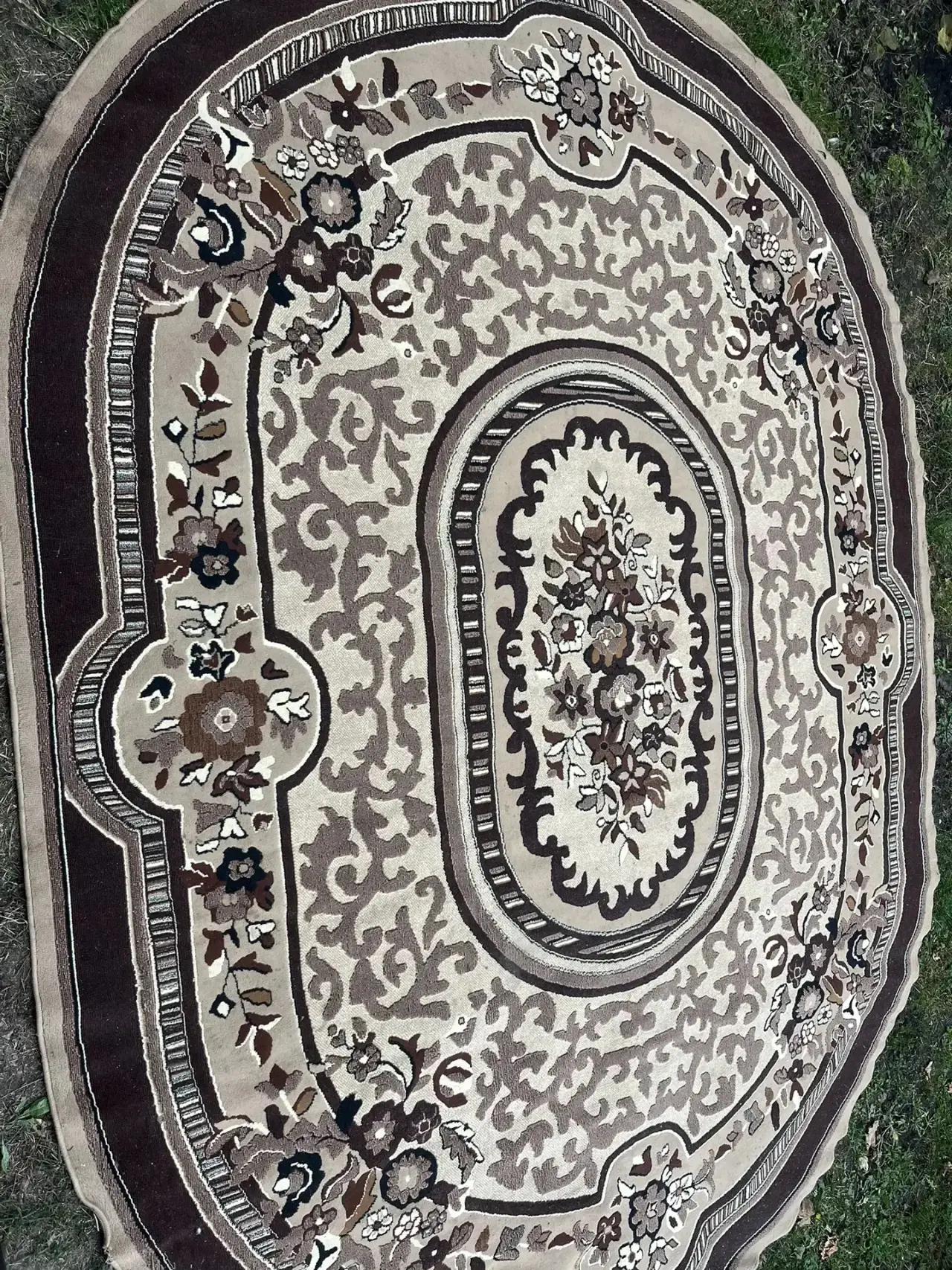 Продам ковер, размер 3,90*3 м, в хорошем состоянии.