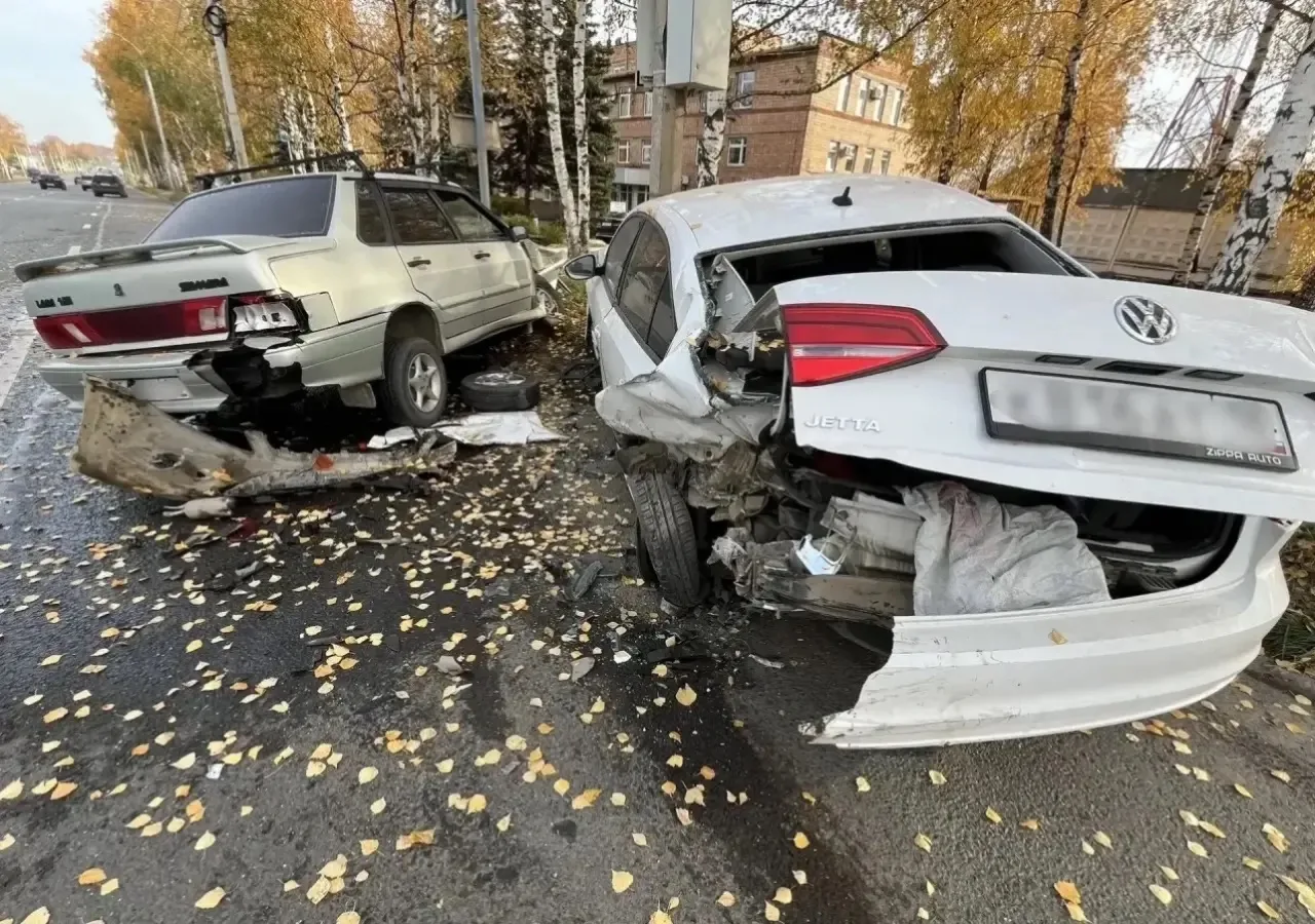 Совершил наезд на два автомобиля и сбил двух человек