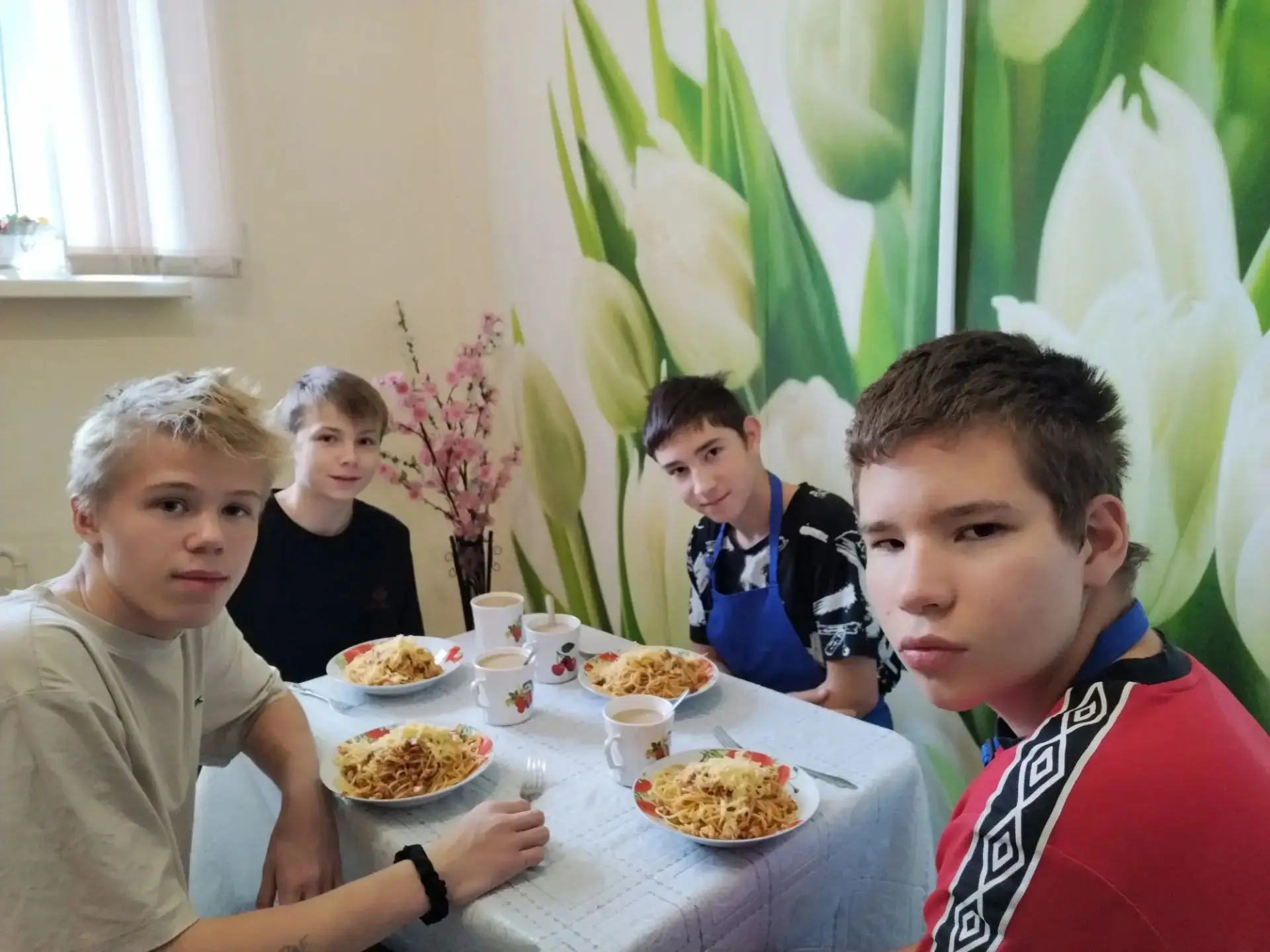 В кружке «Юный кулинар» сегодня осваивали классику итальянской кухни — пасту болоньезе!