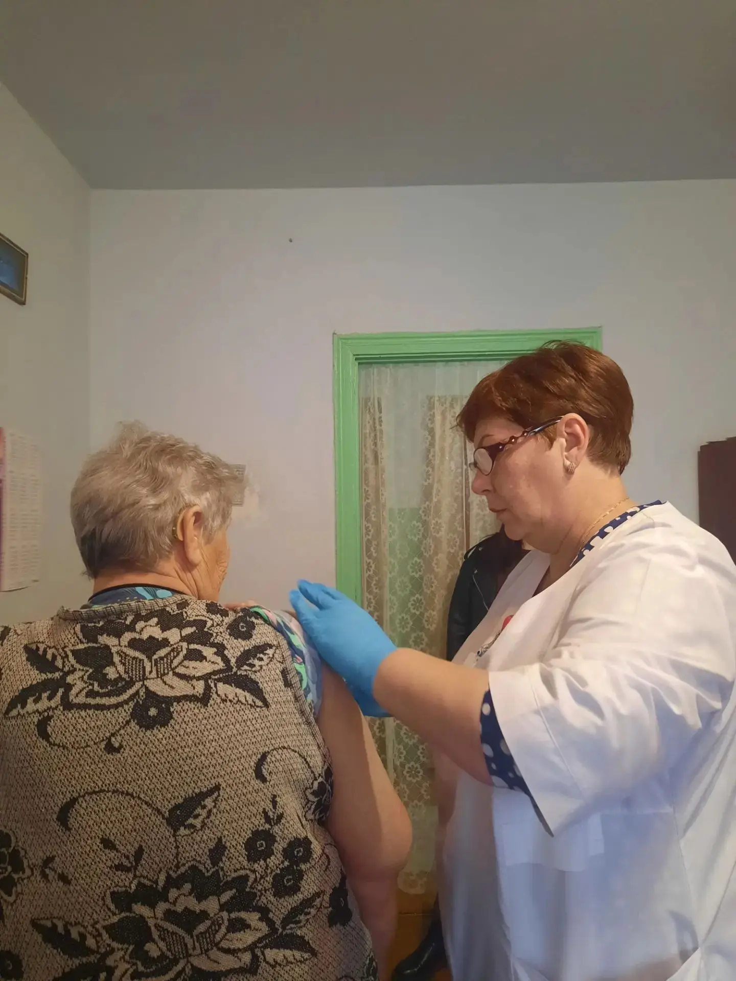 В поселке Первомайский проходит вакцинация маломобильных граждан на дому.