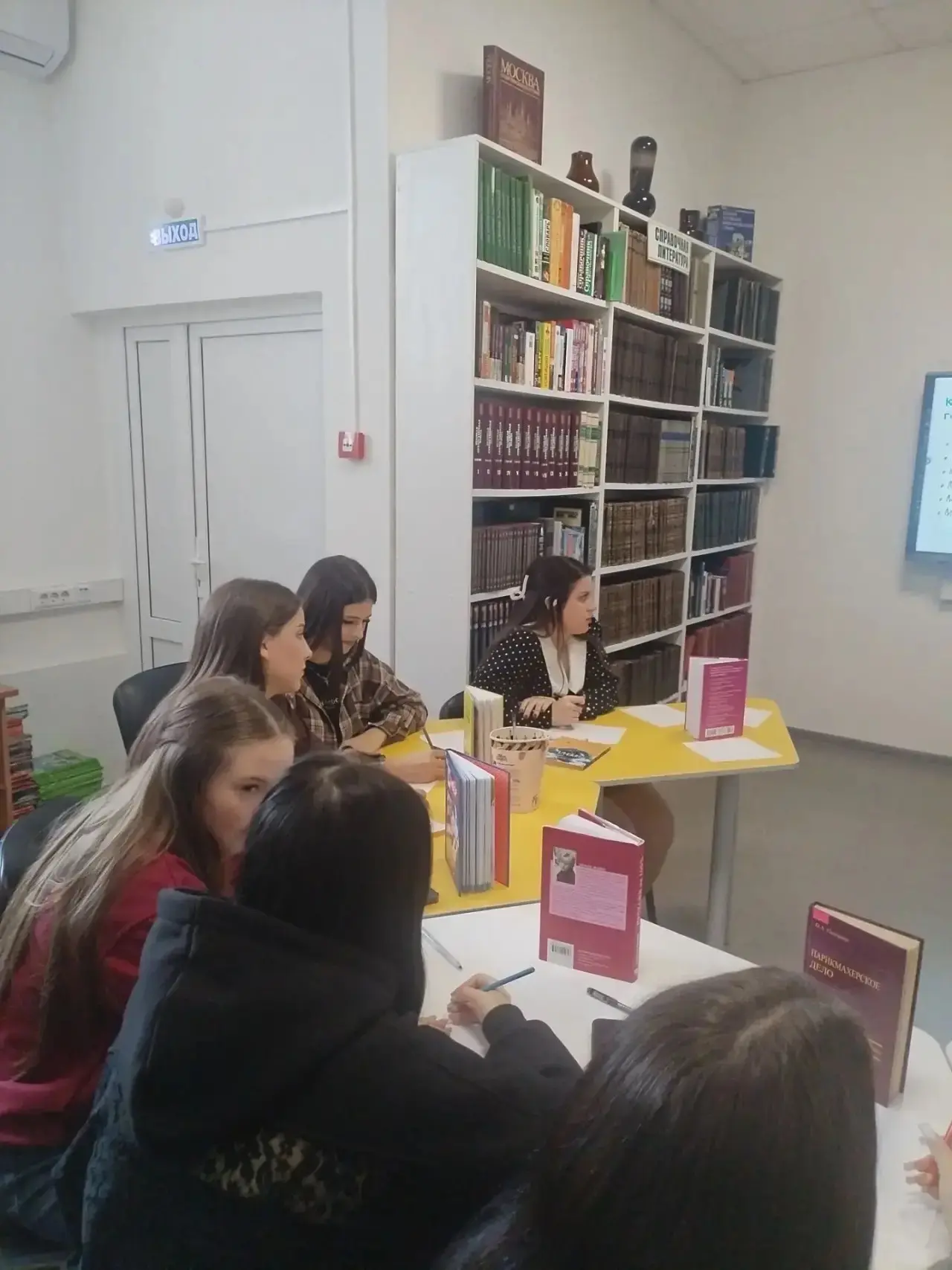 14 октября обучающиеся гр. 2 ТИнК посетили  юношескую библиотеку, филиал  9 ЦБС г. Тага...