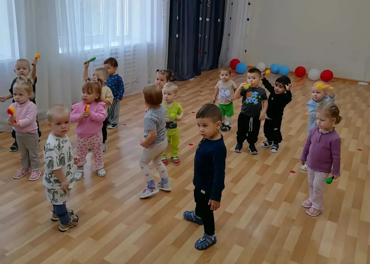 Малыши любят  игры с погремушками, они  помогают  учиться подражать, координировать дви...