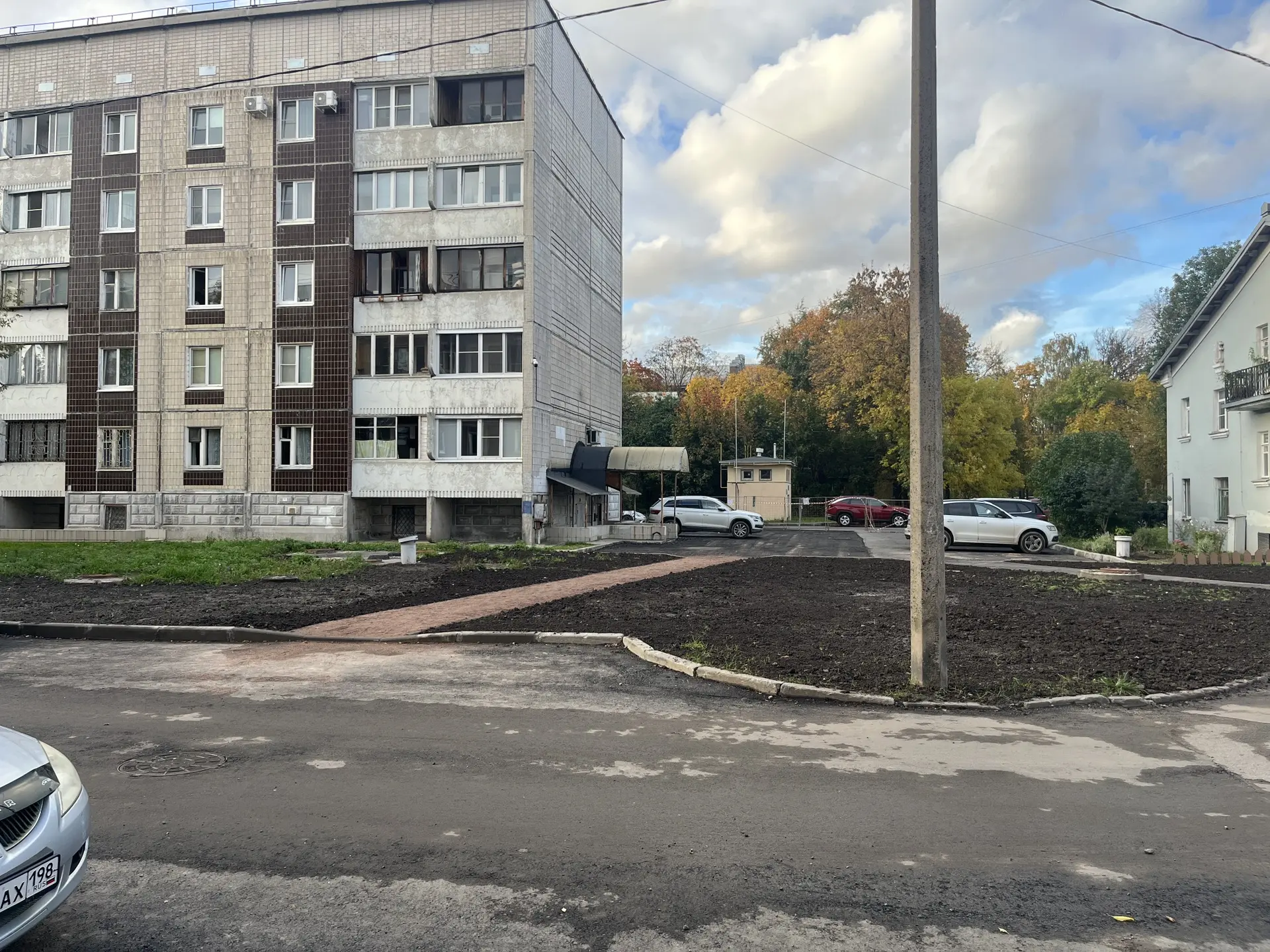 Наконец-То, доделали дорожку от дома 15к1 к дому 15к2 по Стрельбищенской улице.