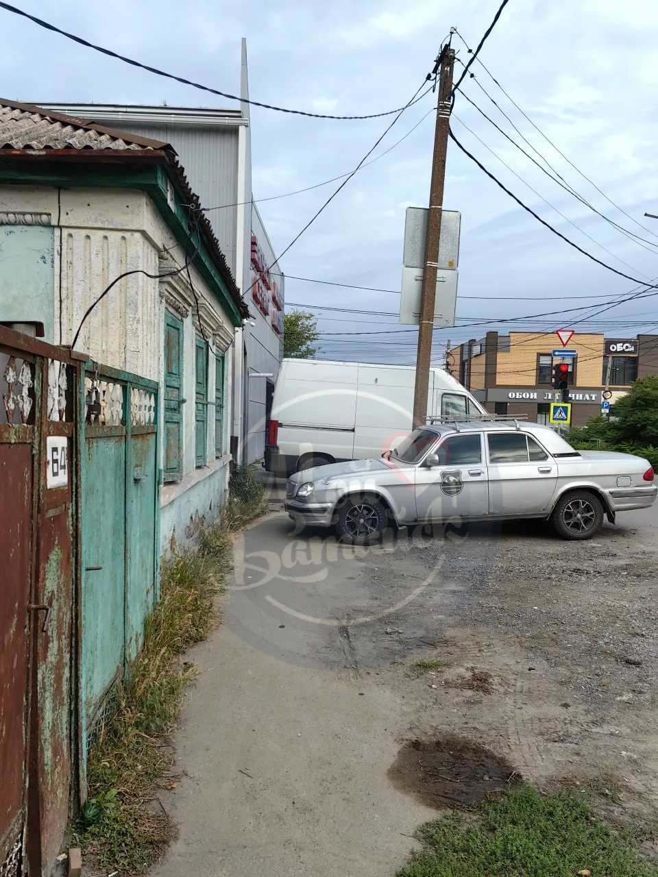 К церкви приходится идти с препятствиями