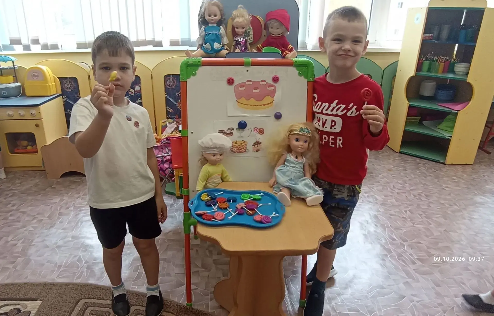 Воспитанники группы «Антошка» с большим удовольствием слепили яркие и красивые леденцы�...