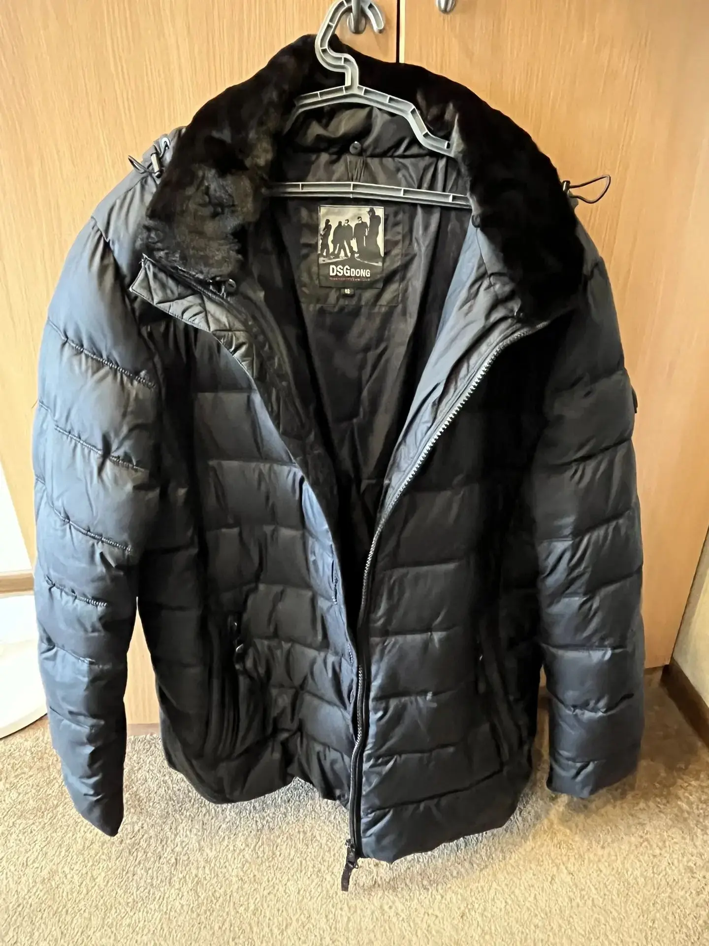 Продам две зимние куртки, легкие и очень тёплые ц: 2000т.  .и одна куртка весна, осень ...