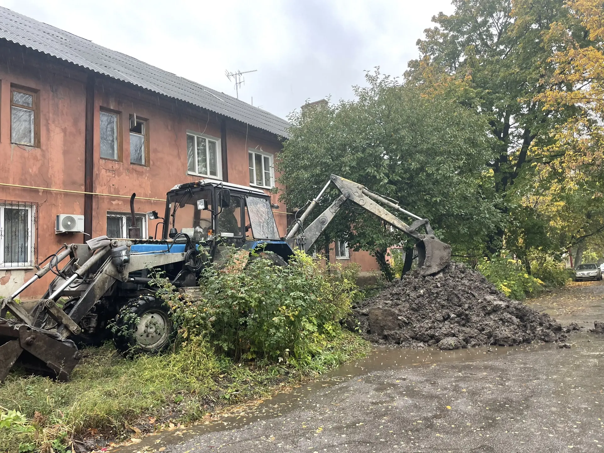 В Центрально-Городском районе силами ПУВКХ «Вода Донбаса» ведутся работы по устранению ...