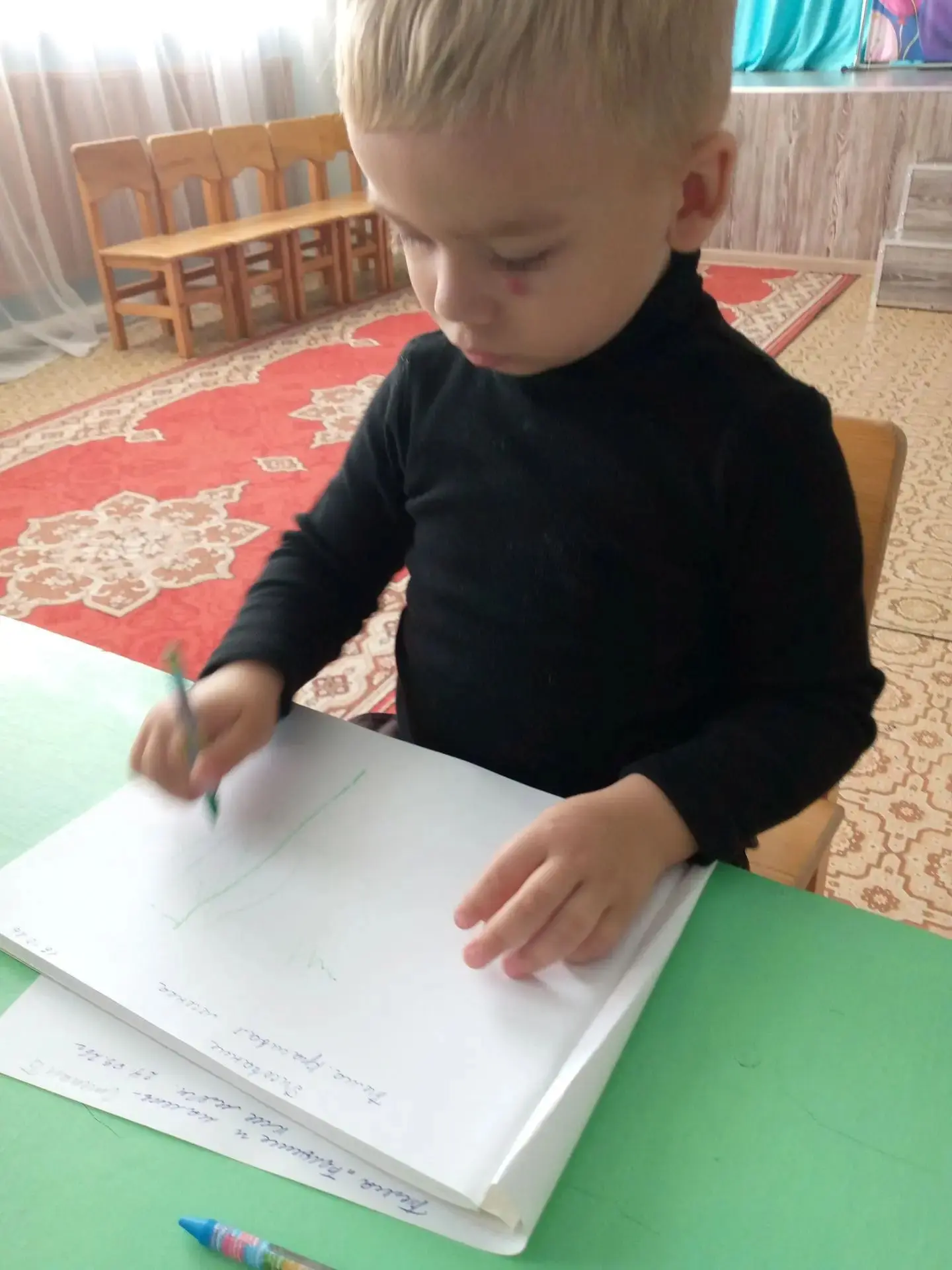 Сегодня дети младшей группы упражнялись в рисовании прямых вертикальных и горизонтальны...