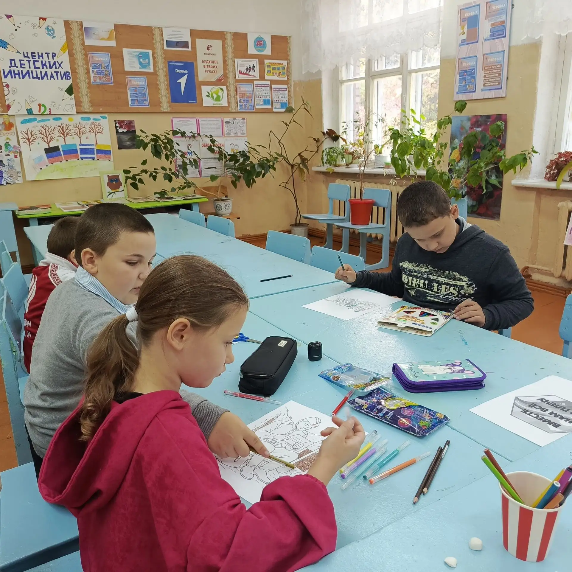 Юные художники хранят память: выставка ко Дню воинской славы России