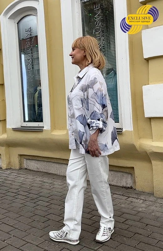 Белая рубашка. Белые брюки. Принт гинкго.