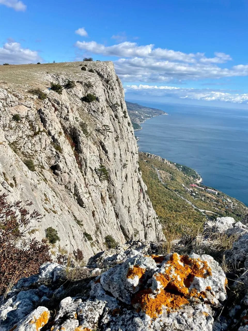 Форосский Кант – одна из популярных вершин Крыма у альпинистов. Высота - 618 метров.