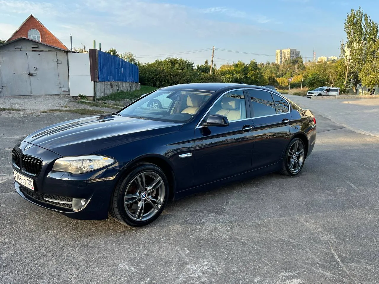 Продается автомобиль BMW F10 520i 2013г.в.Кузов автомобиля в шикарном состоянии,без ДТП...