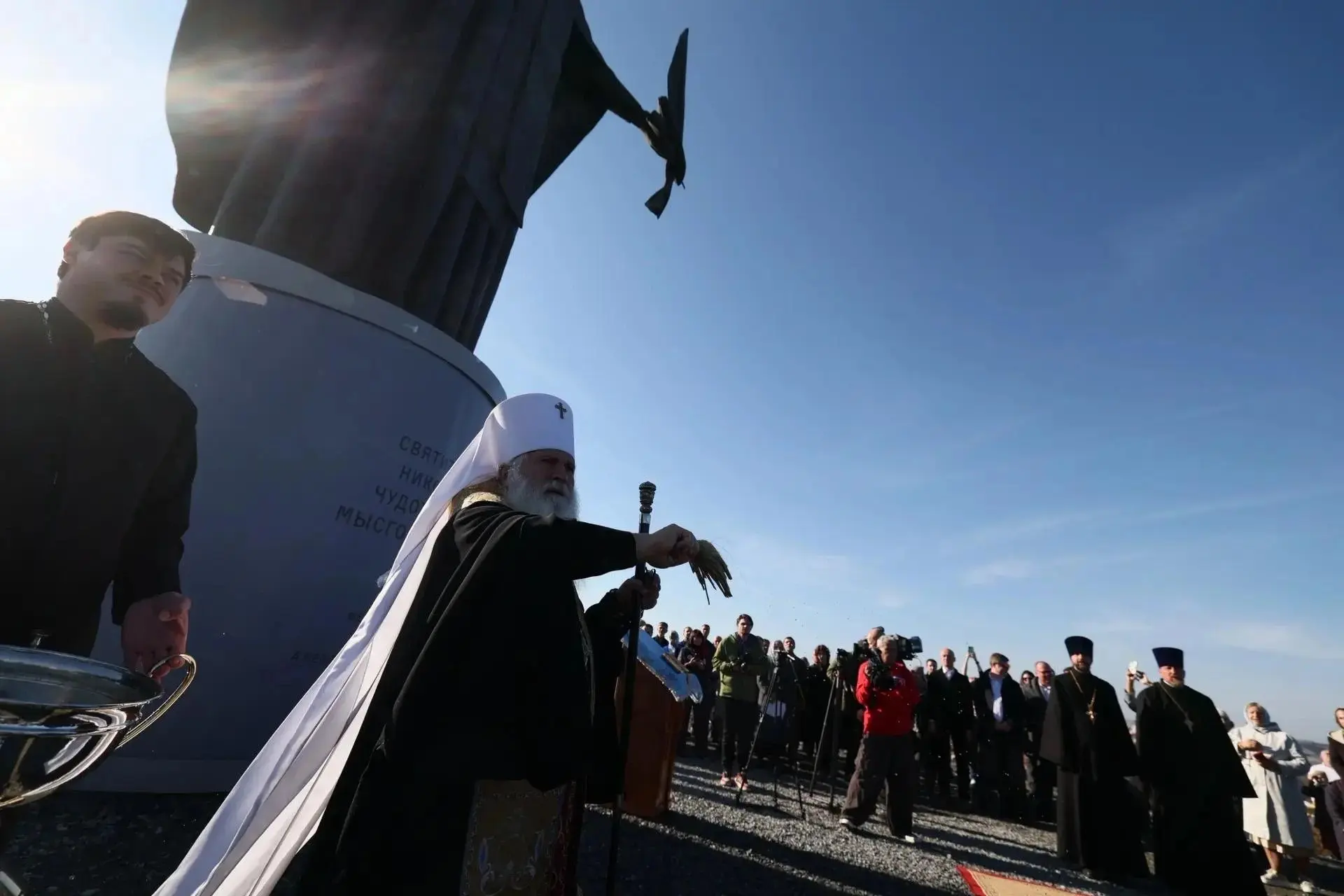 🙏 На въезде в Сатку открыли бронзовую скульптуру Николая Чудотворца Мысгорновского. Де...