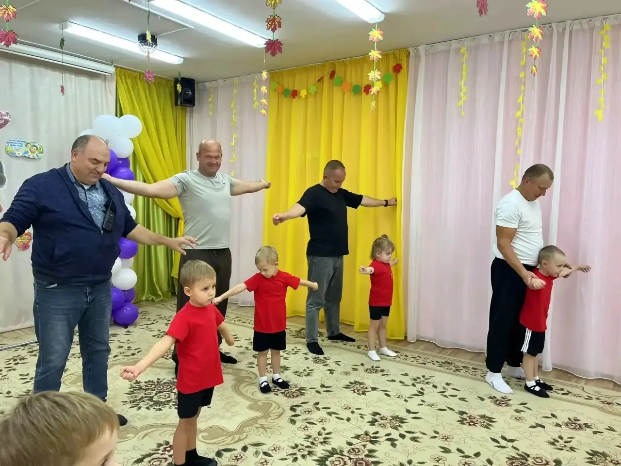 В преддверии Дня отца в группе «Светлячок» прошёл спортивный праздник!