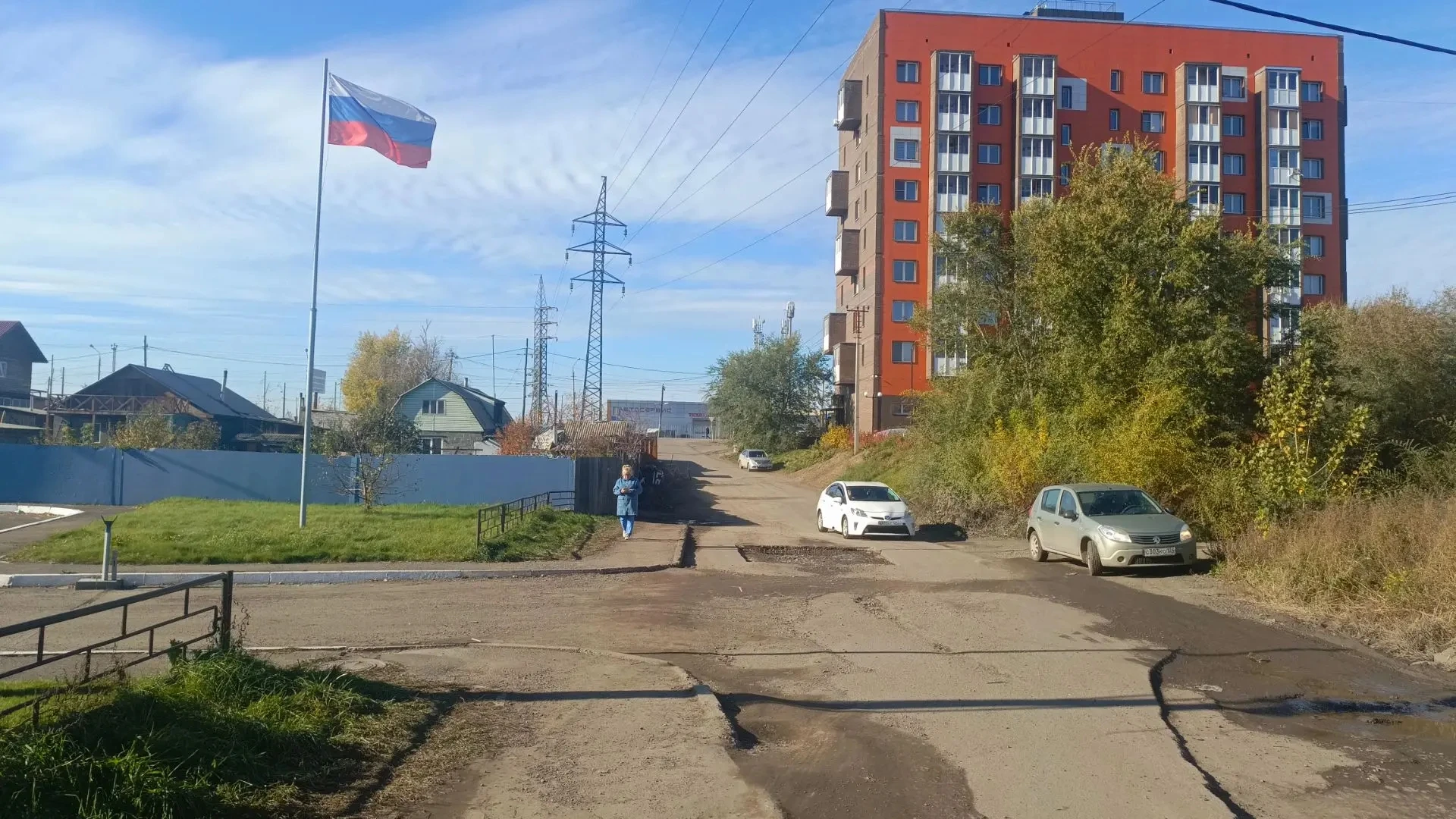 Жители Берёзовки жалуются на состояние проезжей части дороги на улице Полевой у спортко...