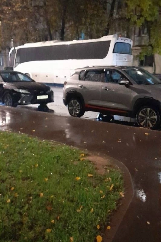 Соседка жалуется на большой автобус, который стоит вдоль Коминтерна, занимая полосу.