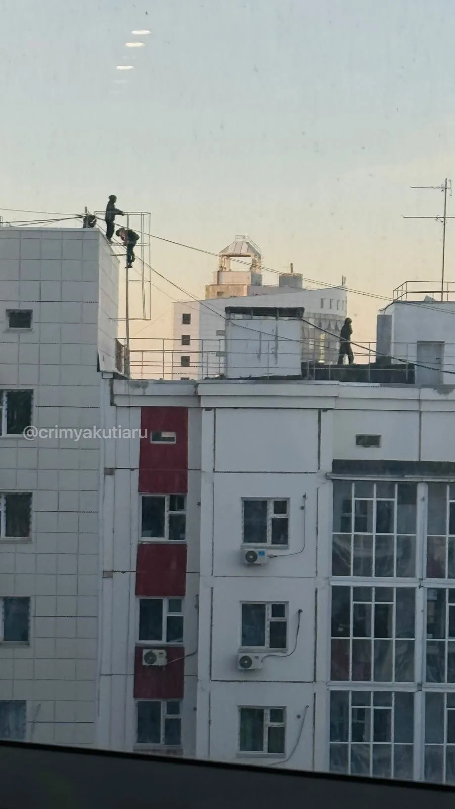 Лазающих по крышам детей засняли на фото в 203 мкрн. Родителям и управляющим компаниям ...