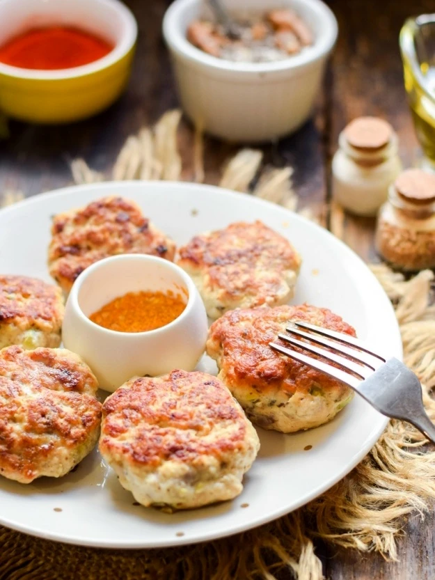 КУРИНЫЕ КОТЛЕТЫ С КАБАЧКАМИ И ГРИБАМИ