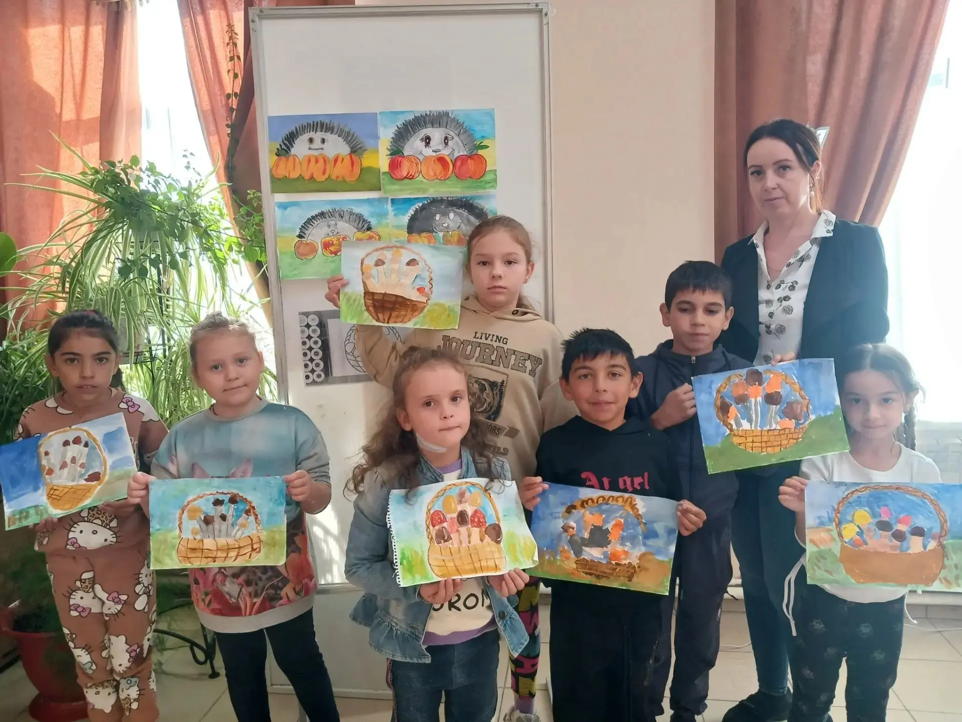 Вот и наступила осенняя пора. В Сельском доме культуры х. Нижнеподпольный на занятии в ...