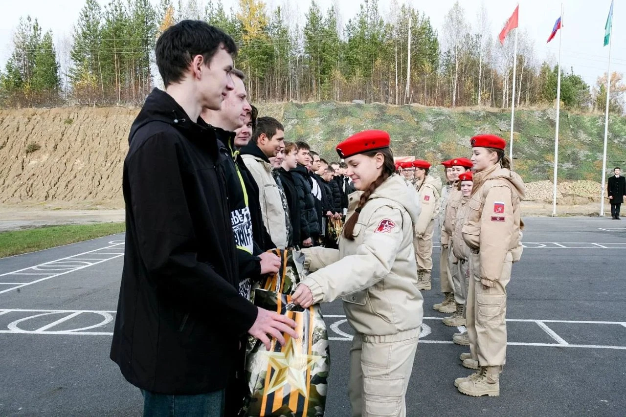 В Нягани на территории учебно‑тренировочного полигона начальной военной подготовки сост...