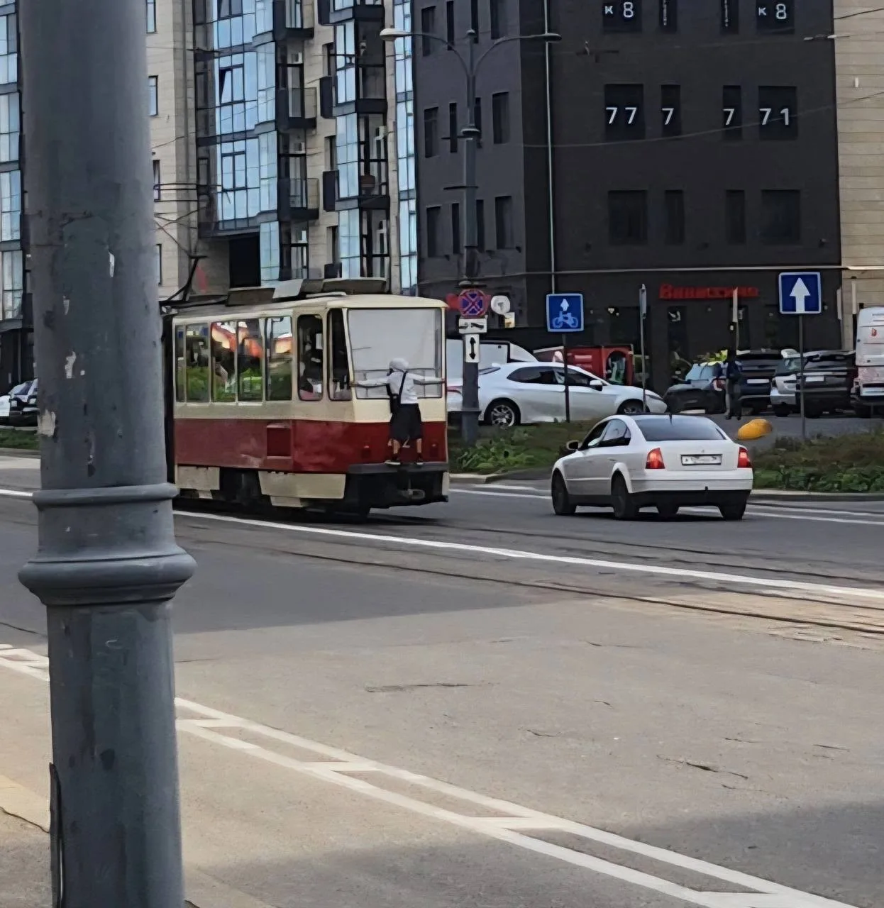 КалининградГорТранс напомнил об ответственности за зацепинг: нарушения фиксируют камеры ⚠️