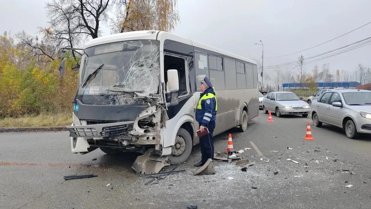 В Березовском произошло столкновение пассажирского автобуса и грузовика.