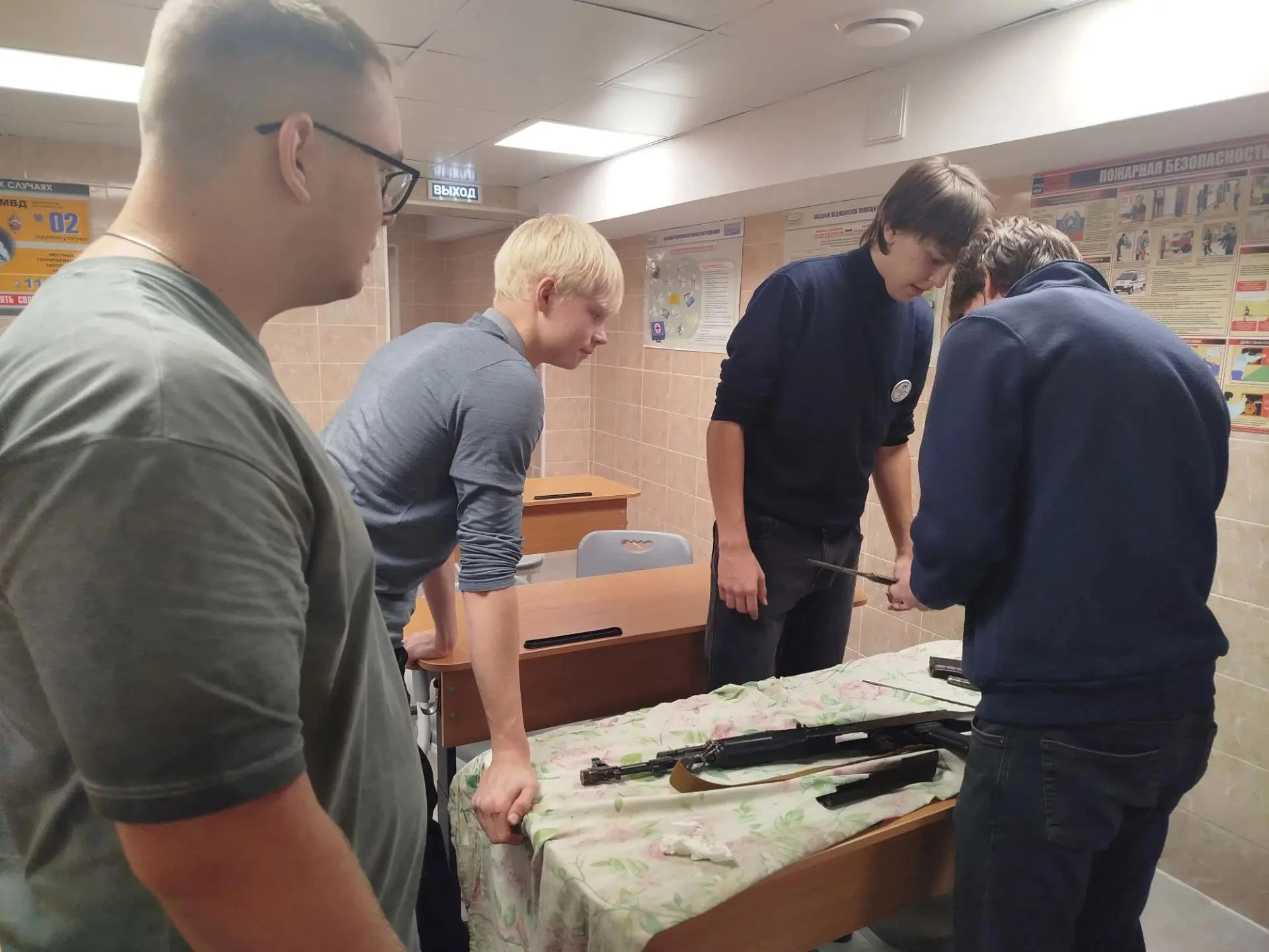 Меткость и сноровка: десятиклассники освоили неполную разборку автомата на занятиях НВП