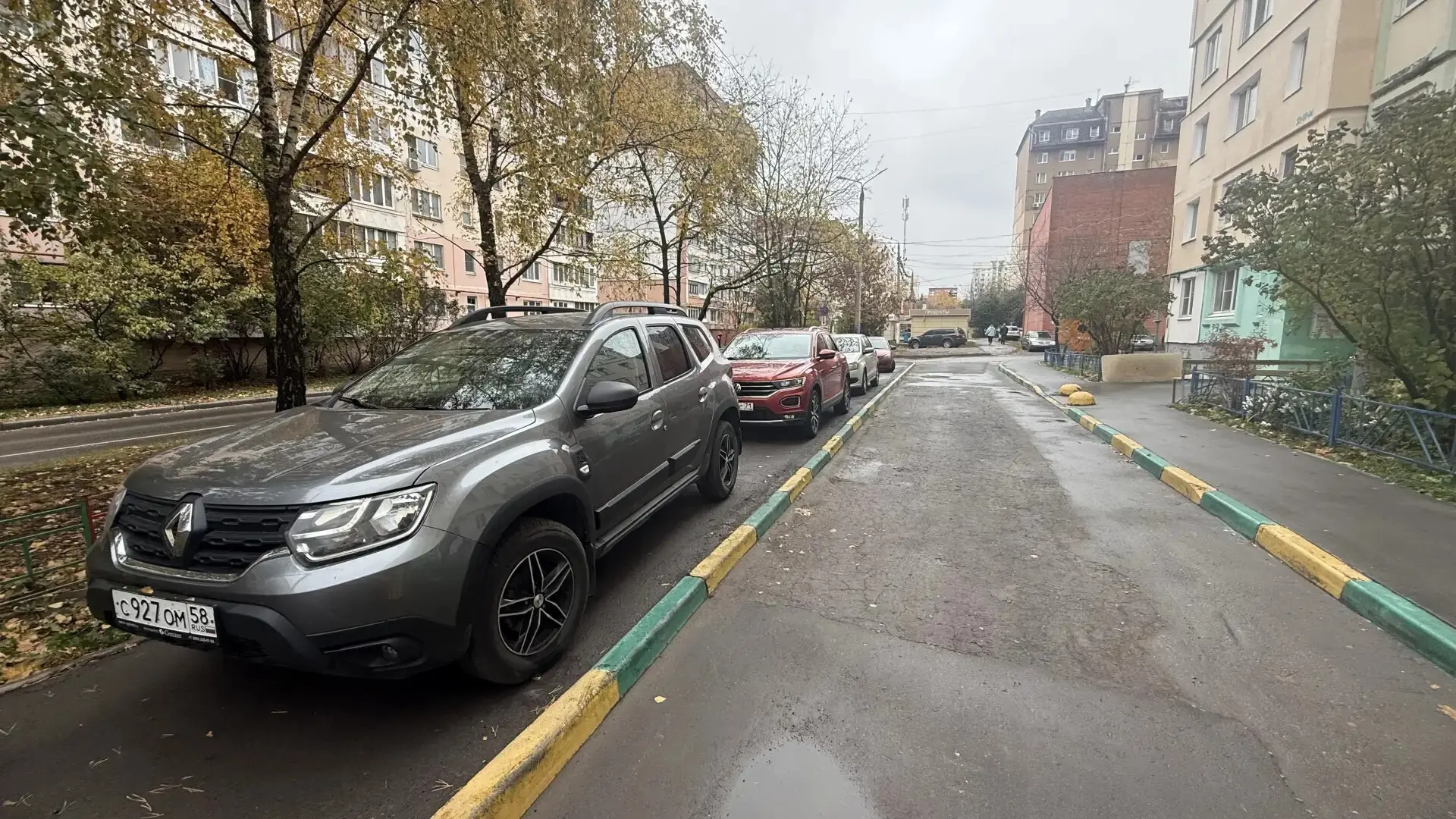 Водители паркуются на тротуаре, мешая проходу жильцам дома № 34 на улице Пролетарская.