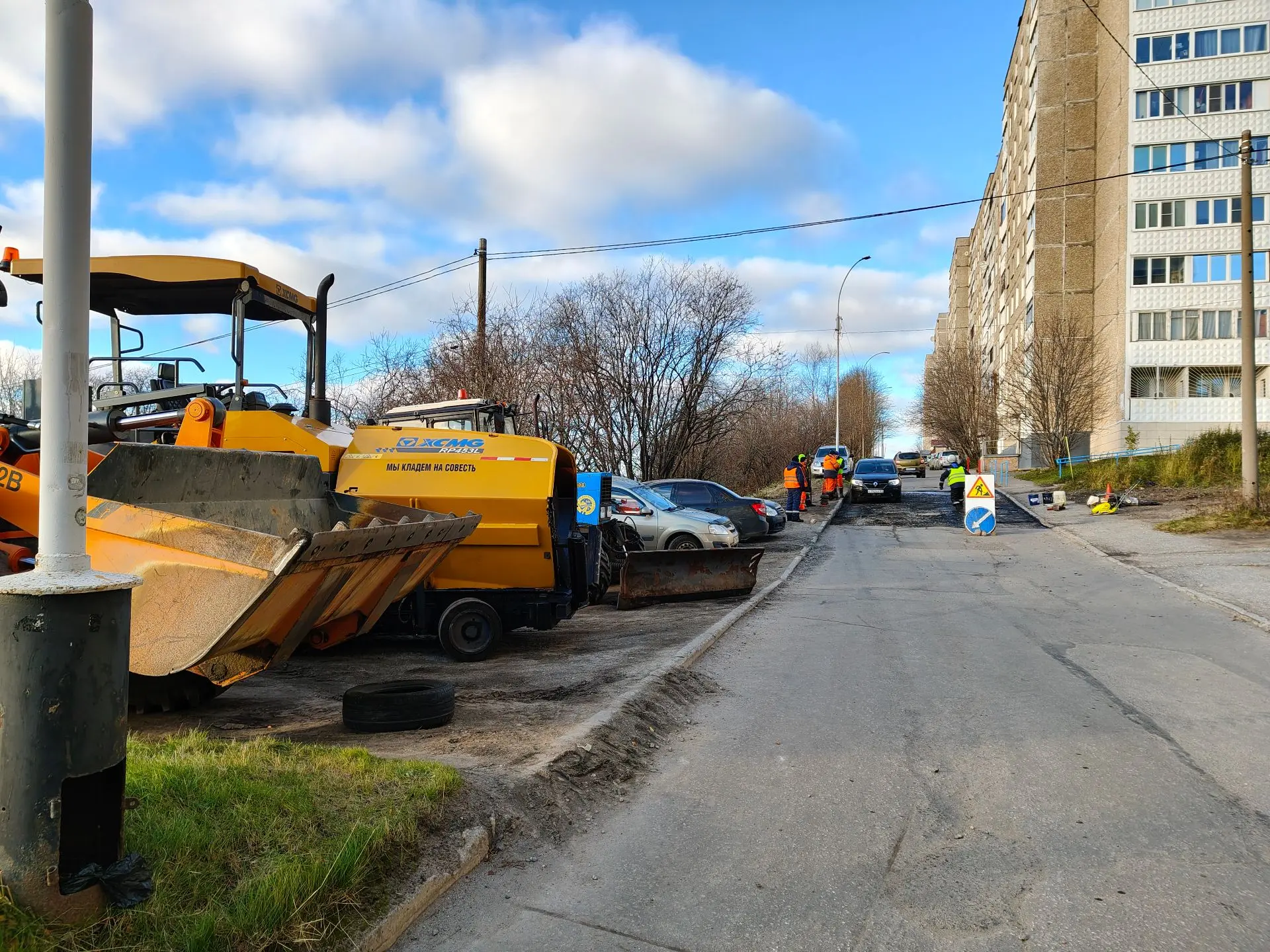 🚗В Мурманске привели в порядок проезд между домами на Достоевского