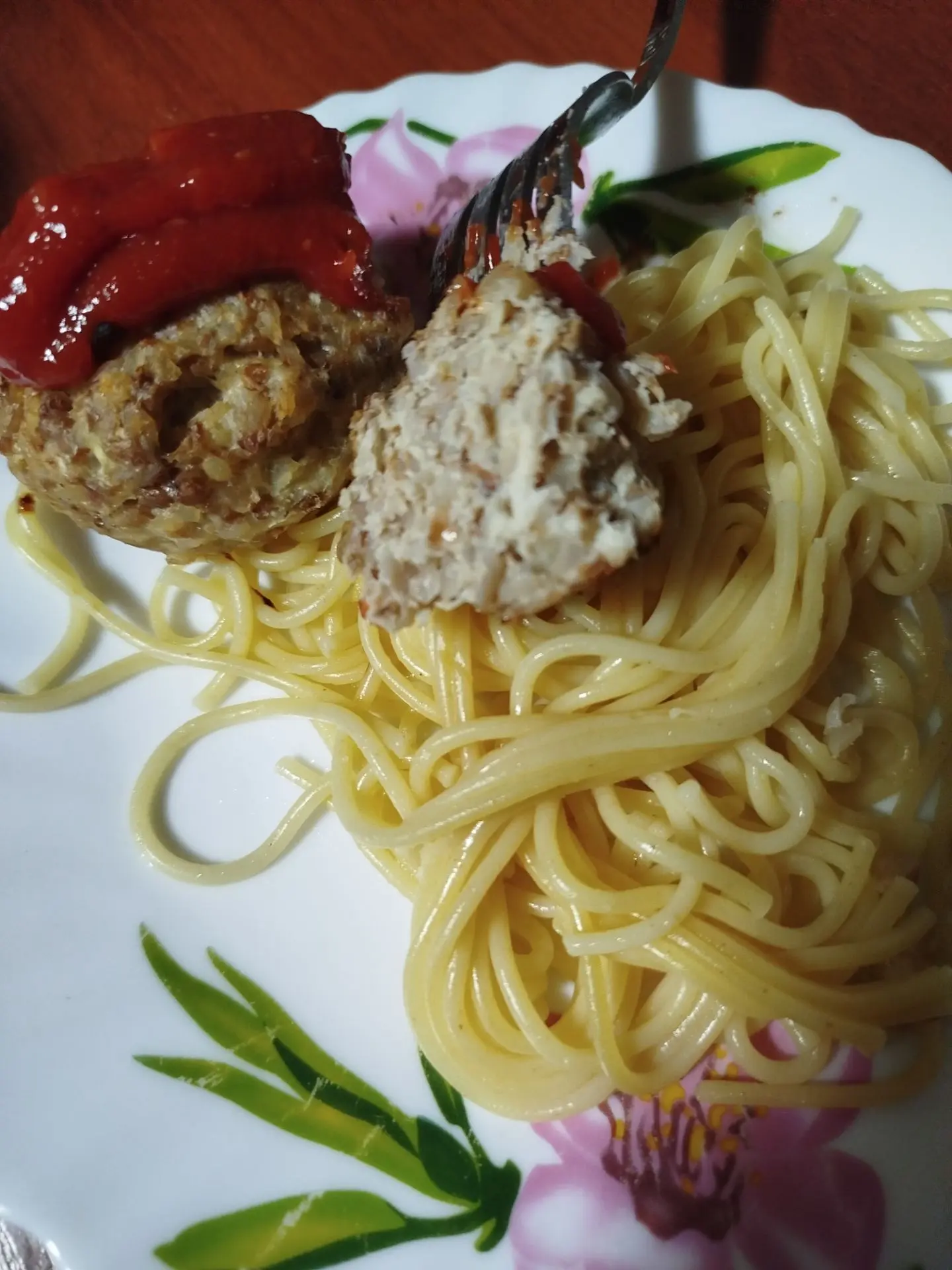 Спагетти с чесноком и котлеты из куриного фарша и гречки.