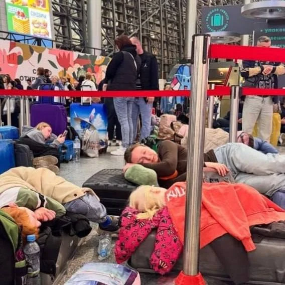 ⚡️423 рейса задержали в московских аэропортах из-за угрозы атаки БПЛА — пассажиры массо...
