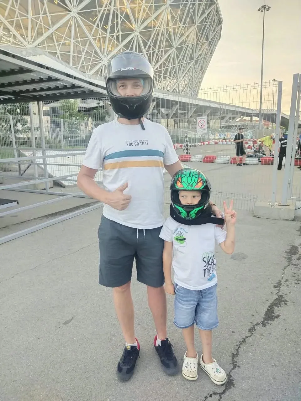 👋 Всем привет! Меня зовут Платон, а это мой папа Валера.