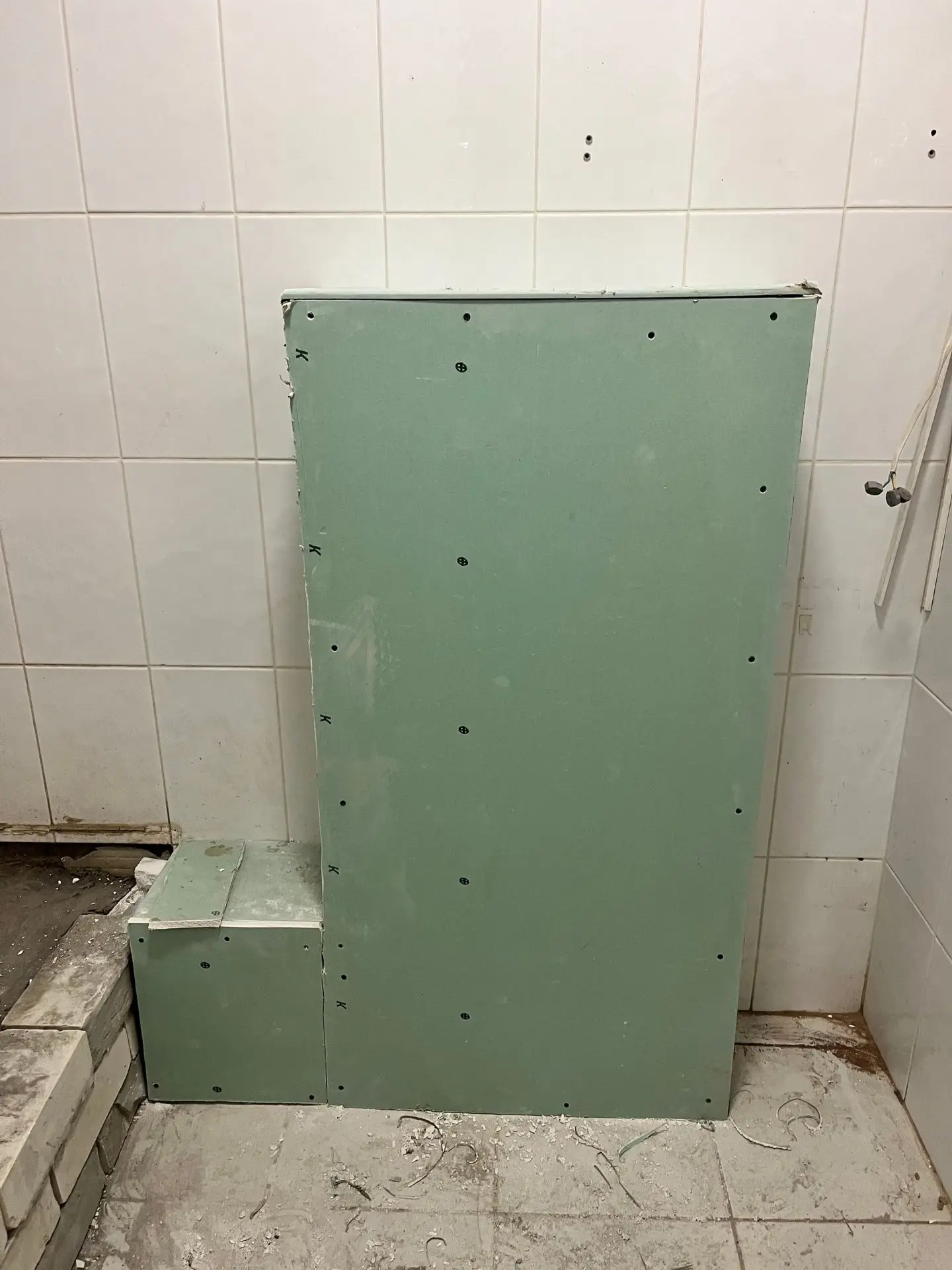 Нужен плиточник на эти объемы: