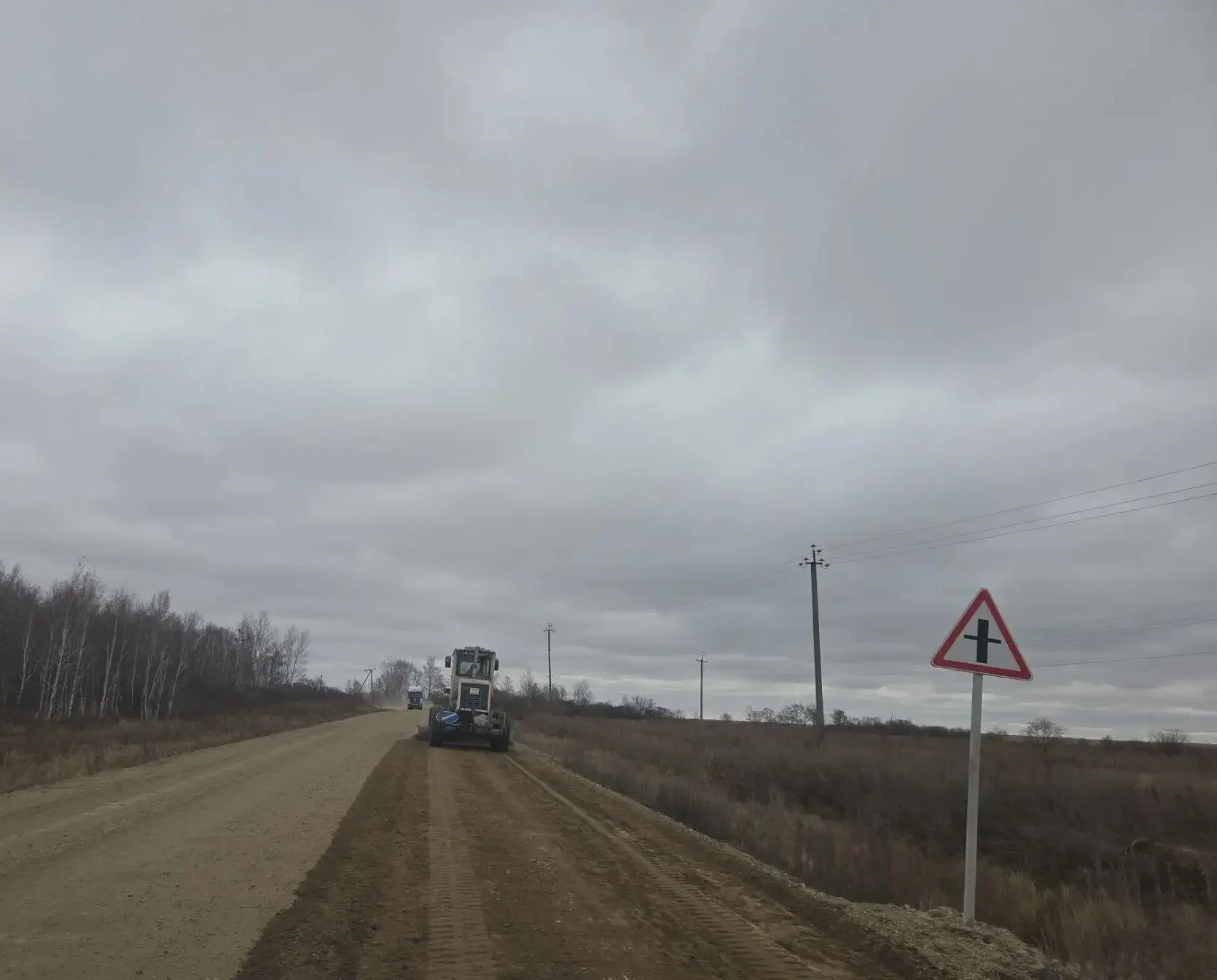 🚜 На региональных и местных дорогах Белогорского округа продолжается работа специализи...