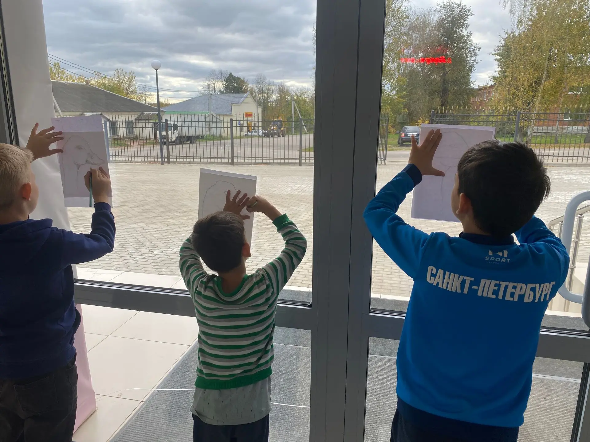 🦢 УЛЕТАЮТ ЛЕБЕДИ НА ЮГ 🍁В Лёдовской сельской библиотеке прошёл увлекательный художест...