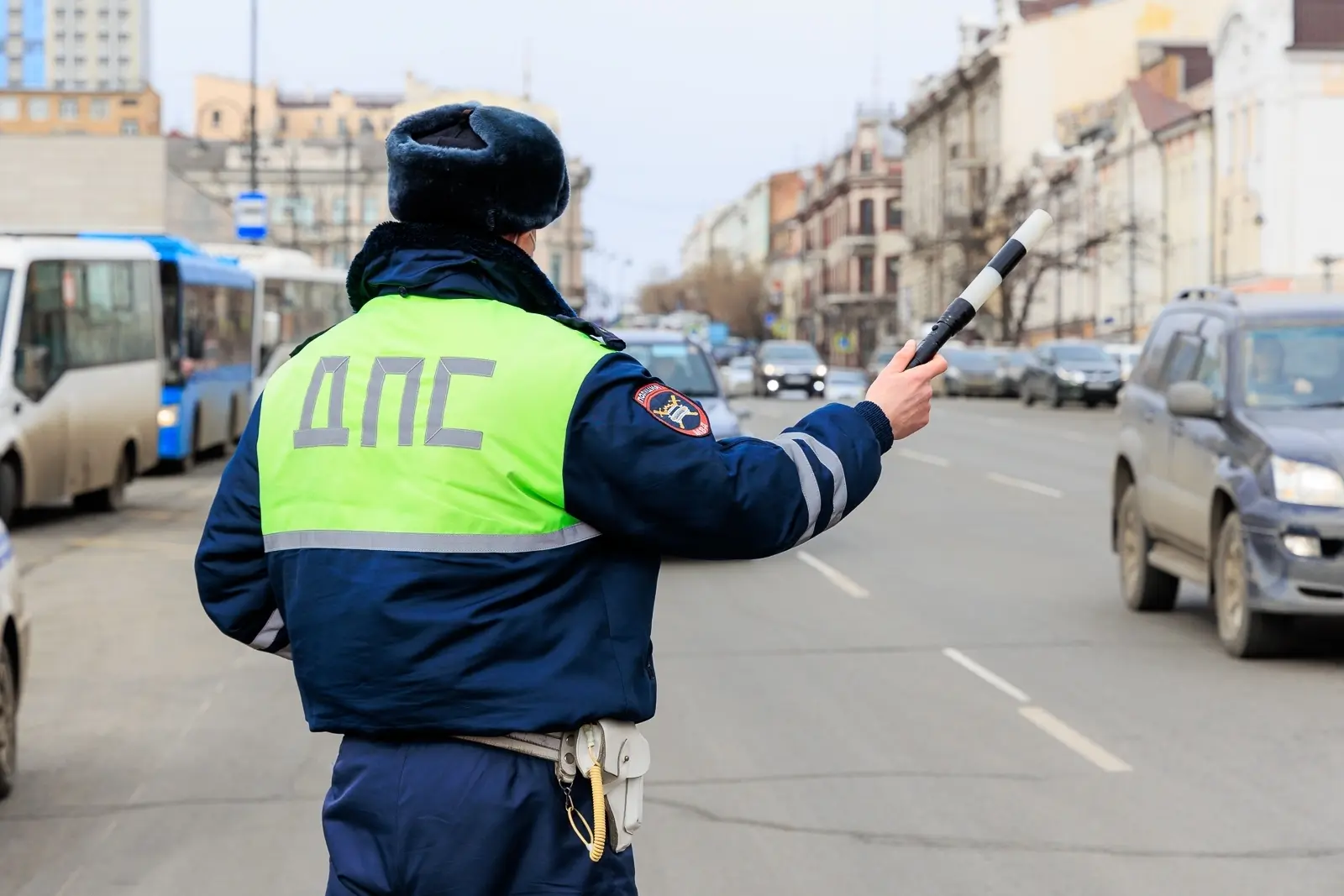 В Кургане 19-летний молодой человек, не имеющий водительских прав, увёз за собой инспек...